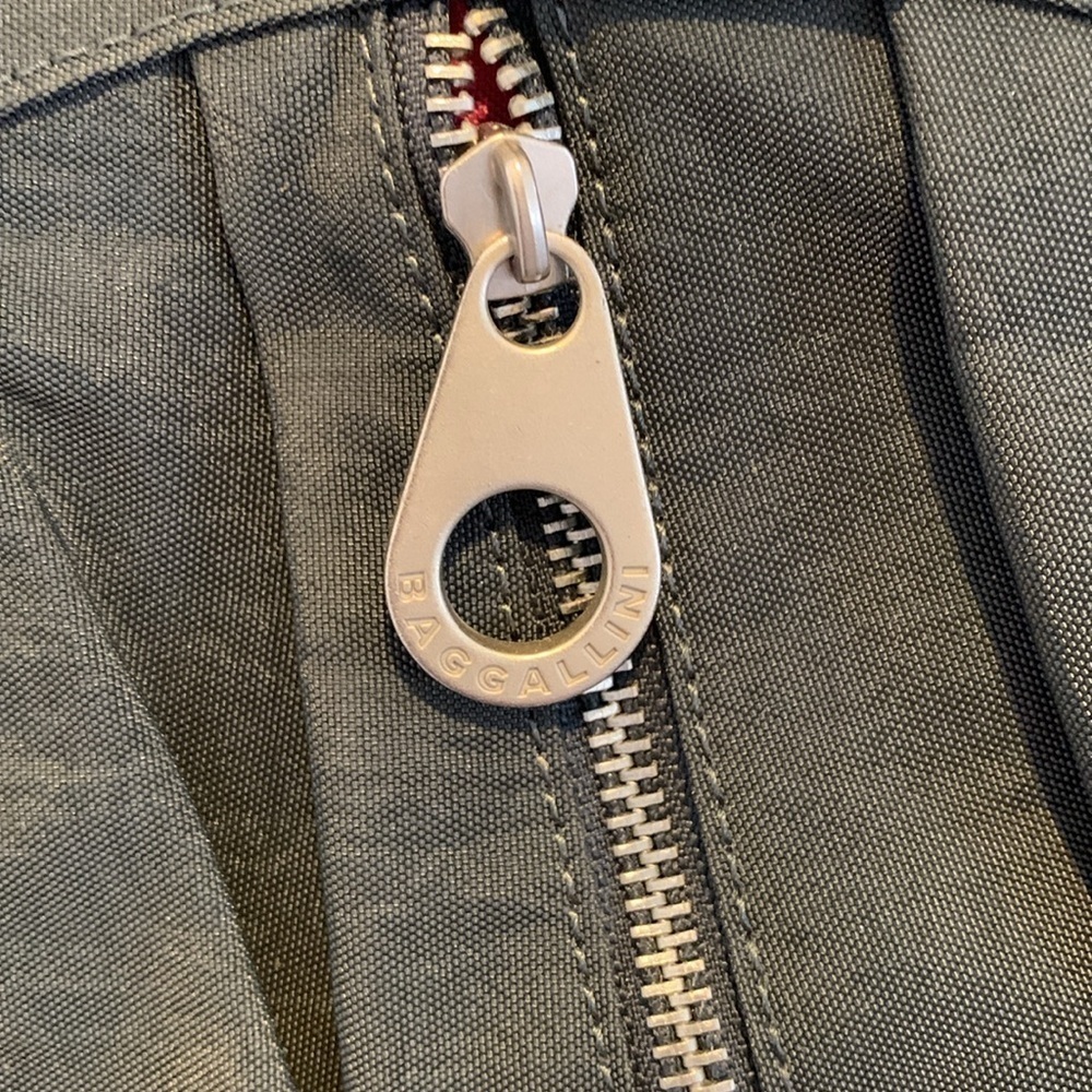 Baggallini Womens Gray Bag. Inside is Barbie Pink! Very roomy&clean. - Picture 3 of 14